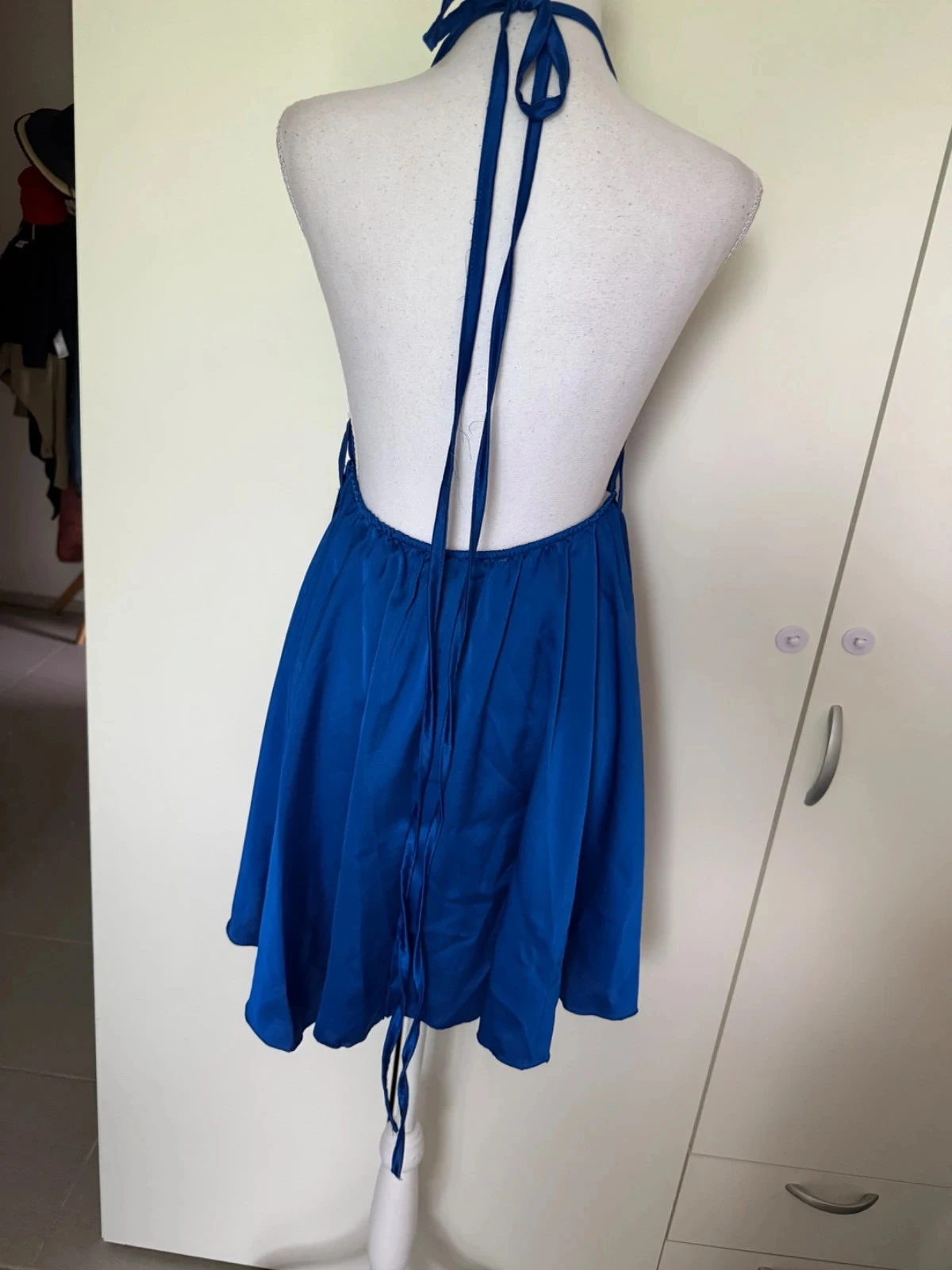 Vestido curto magnífico com costas abertas Azul royal Tamanho único – photo 4
